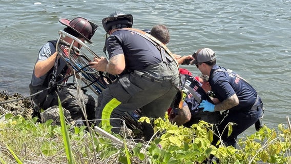 Blind man rescued from water’s edge in Venice after getting stuck: VFR