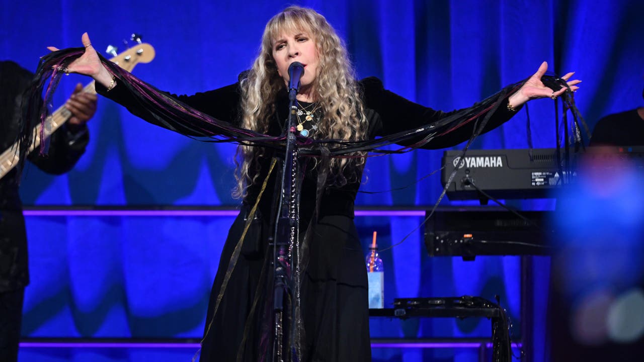 Stevie Nicks reschedules Tampa show after injuring shoulder | FOX