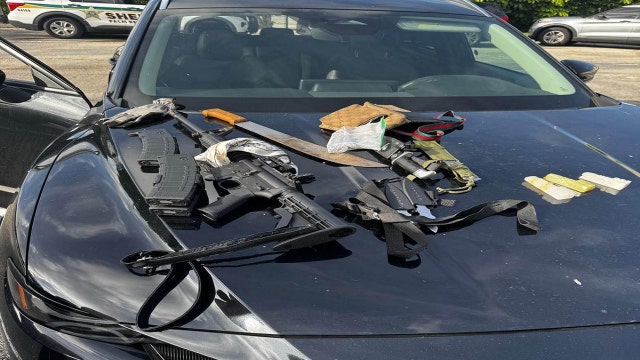 Florida suspect in custody after AR-15 rifle, knives found in parked rental car at Palm Beach County airport