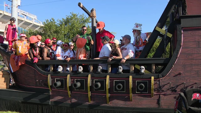 Leatherheads tailgate brings Bucs and Jets fans together for charity at home opener