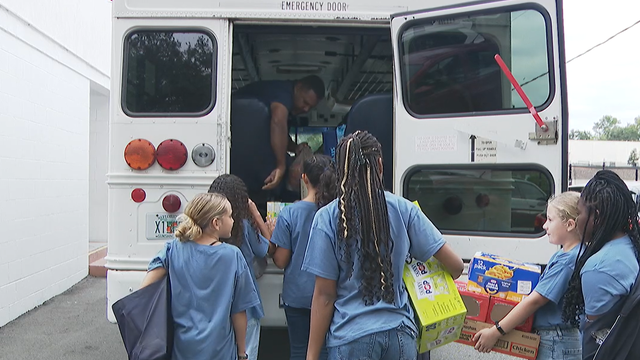 'It's eye opening for them': Tampa school gives back to community with Love Thy Neighbor program