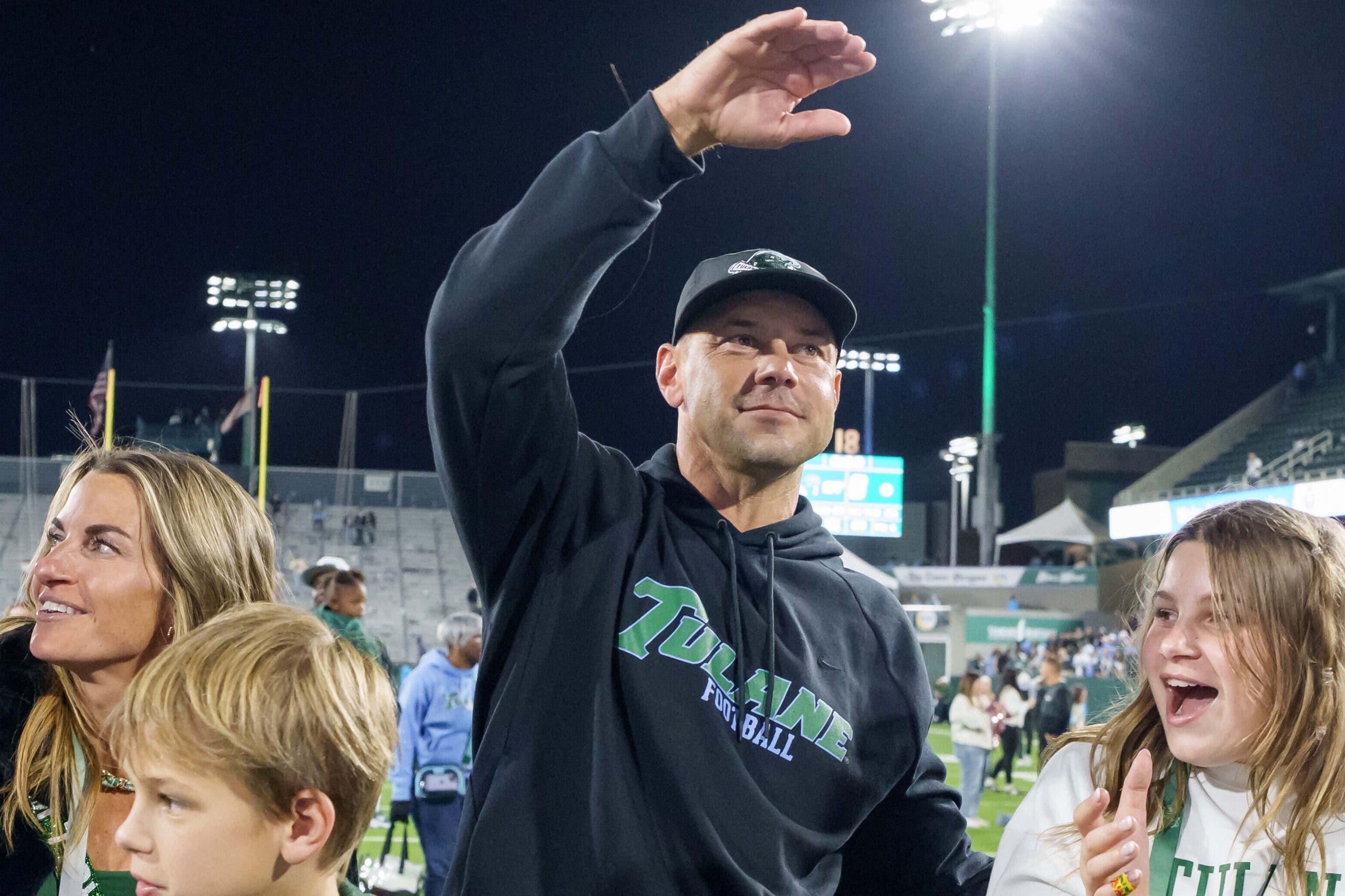 Florida is finalizing a deal to hire Tulane's Jon Sumrall as coach, AP source says