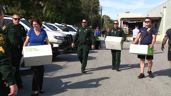 Pinellas County deputies deliver Thanksgiving meals to families in need