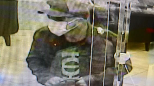 Armed suspect on the run after attempted bank robbery in Clearwater: police