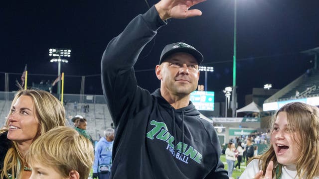 Florida is finalizing a deal to hire Tulane's Jon Sumrall as coach, AP source says