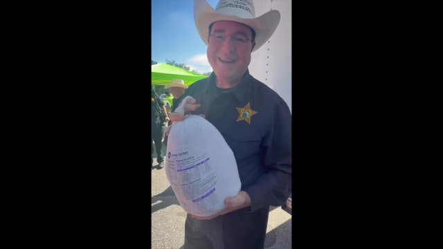 Florida sheriff's office hands out free turkeys ahead of Thanksgiving