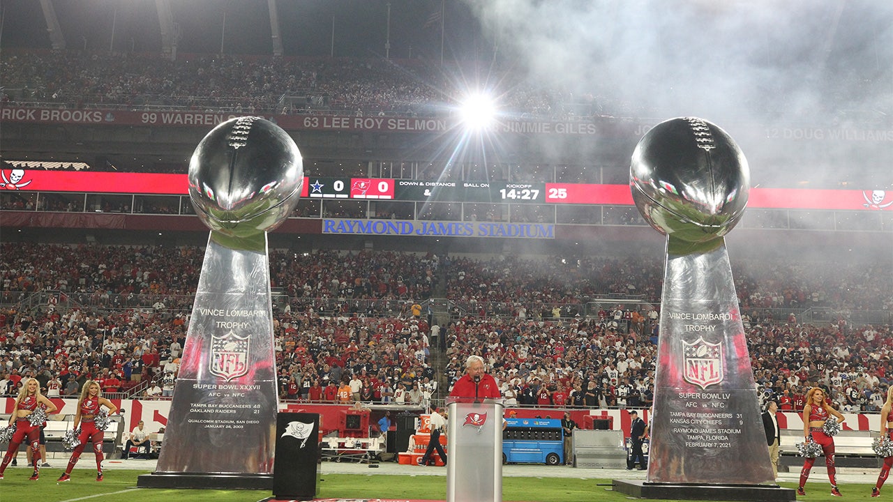 Legendary Buccaneers radio broadcaster Gene Deckerhoff to retire after 2025 season