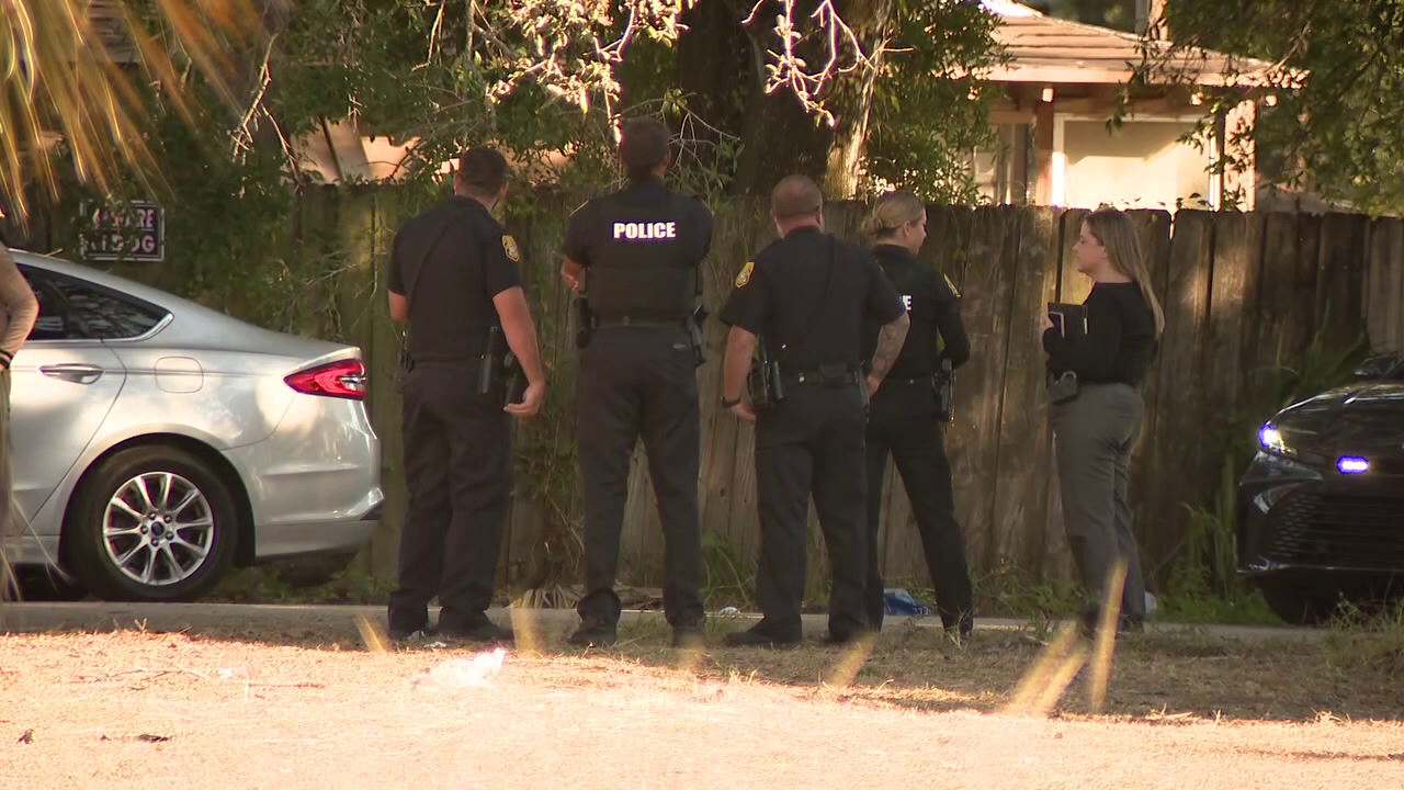 Dead body found in empty Tampa lot, police say