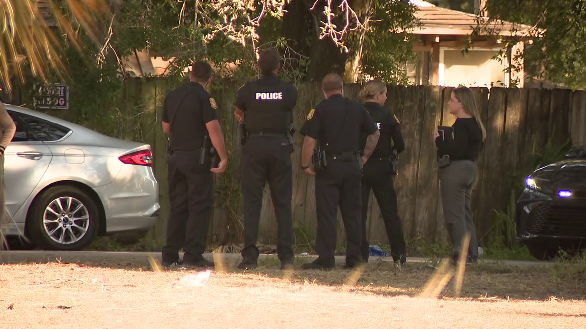 Dead body found in empty Tampa lot, police say