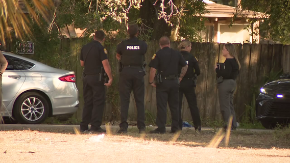 Dead body found in empty Tampa lot, police say