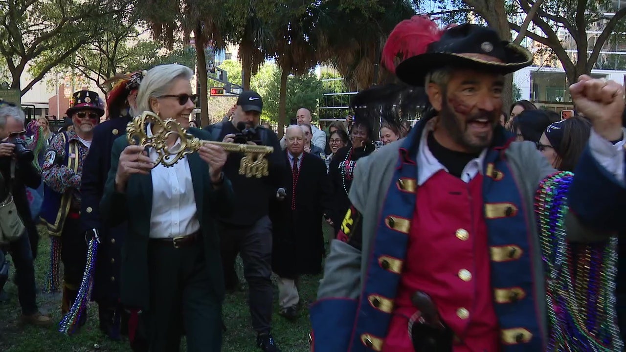 Gasparilla pirates rebuffed as mayor refuses to surrender key to the city: ‘We will never surrender!’