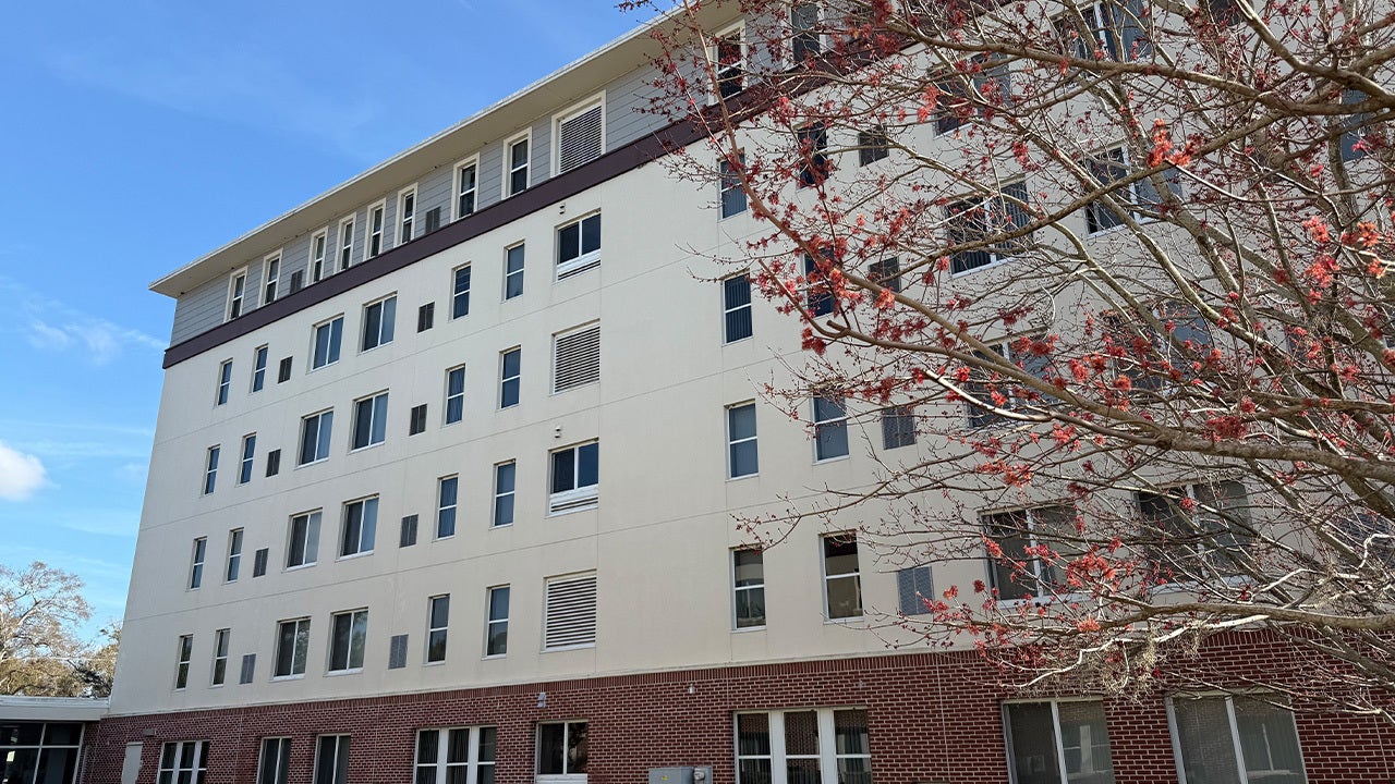 Seniors remain stranded at Pinellas Park apartment building after elevator breaks down again