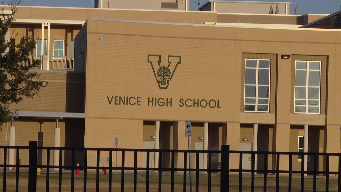 Venice High School Mother concerned after student sneaks weapon into school, principal responds