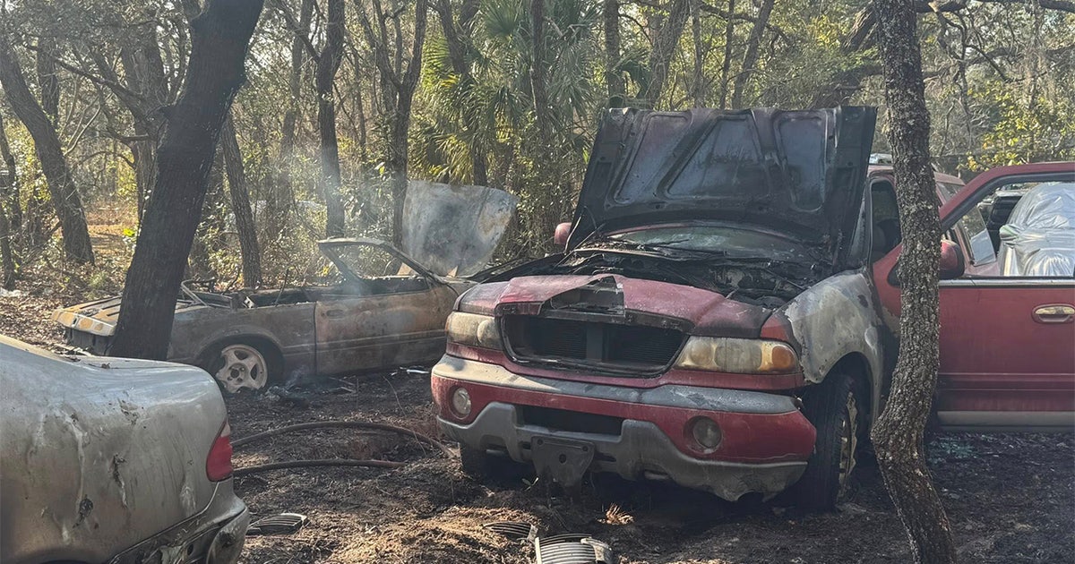 Hernando County brush fire destroys 2 vehicles, damages several more: HCFR