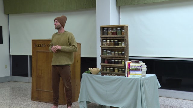 Man attempts to forage for food for a full year, shows Eckerd students how to join