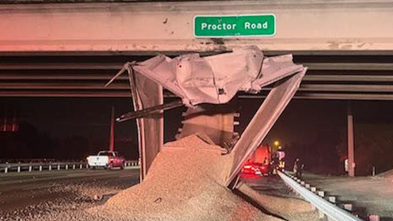 IHI★IS7GX★0.8クラス★747時間★ブレーカー配管付 Dump truck strikes I-75 overpass in Sarasota, snarling morning