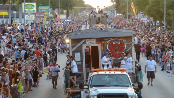 Bradenton's de Soto Heritage Festival Parade returns: 3 million beads and 87 years of tradition