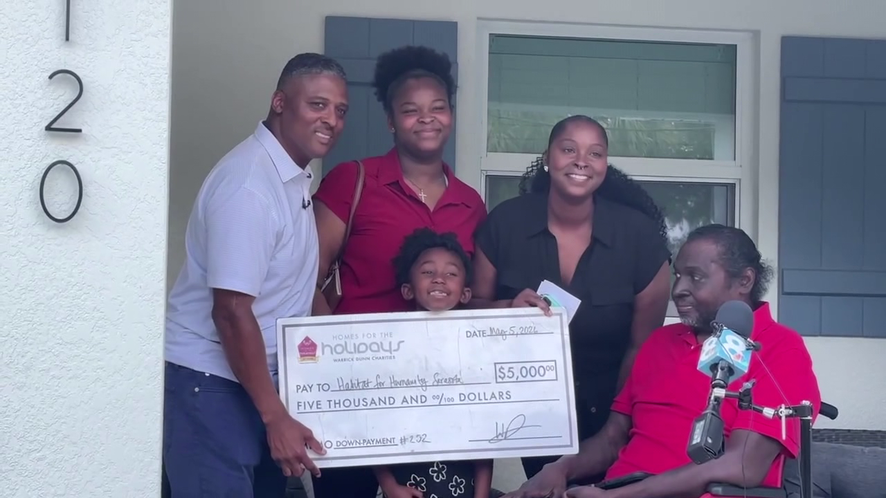 Tampa Bay Buccaneers legend Warrick Dunn gives back to Sarasota family in his mother's honor