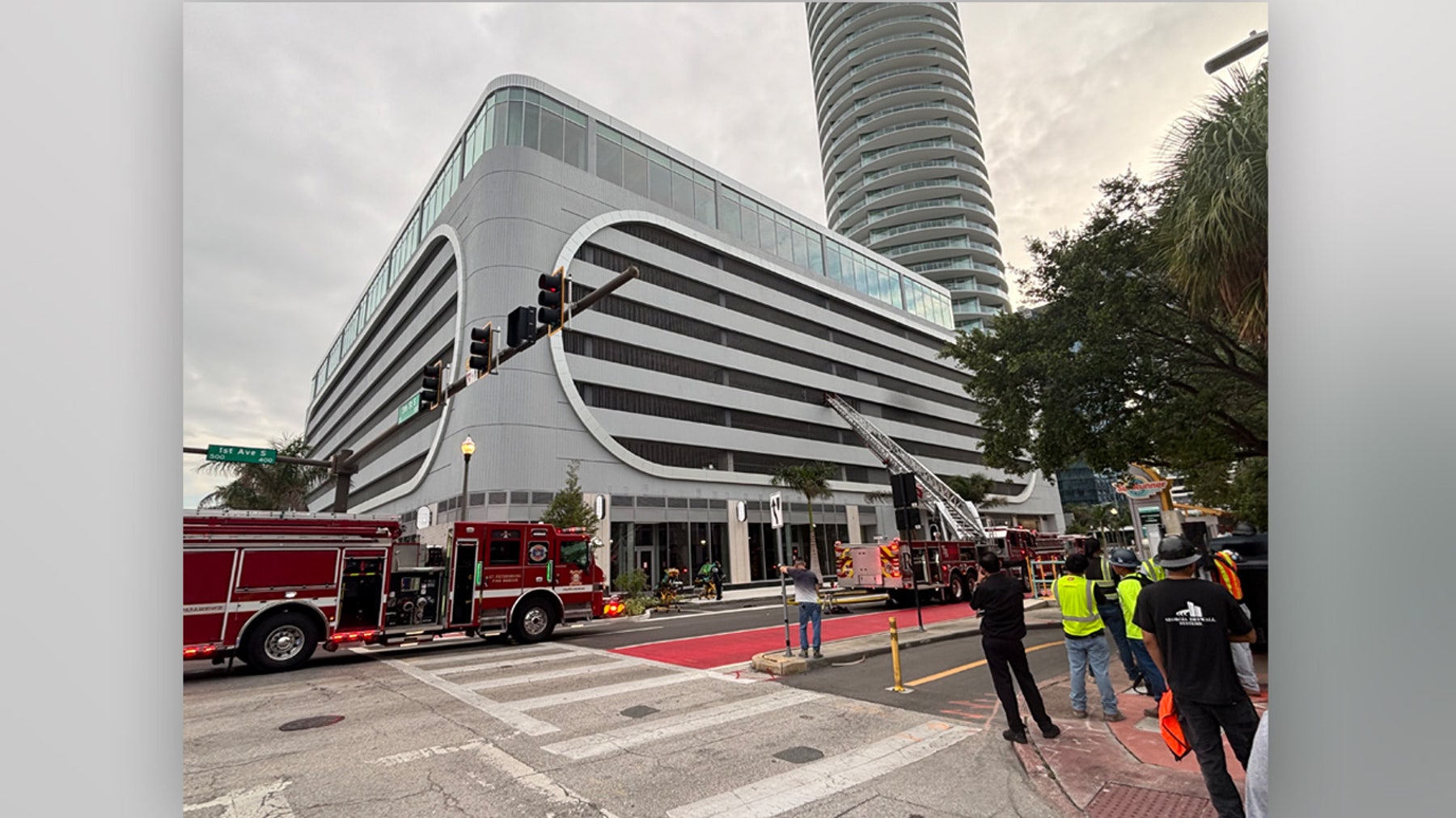 Firefighters extinguish double vehicle fire at St. Petersburg garage