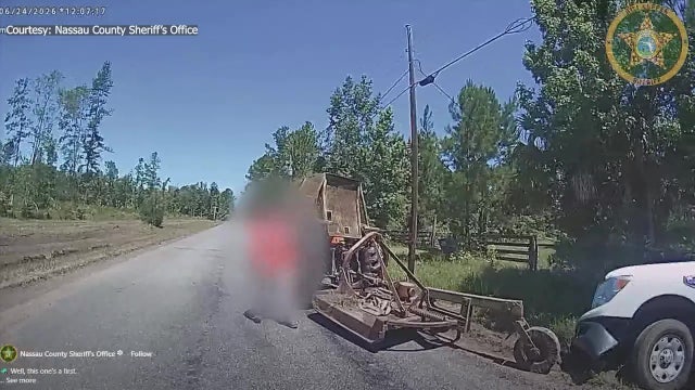 Video: Florida man drives tractor to retrieve pickup truck he crashed earlier in a ditch before DUI arrest