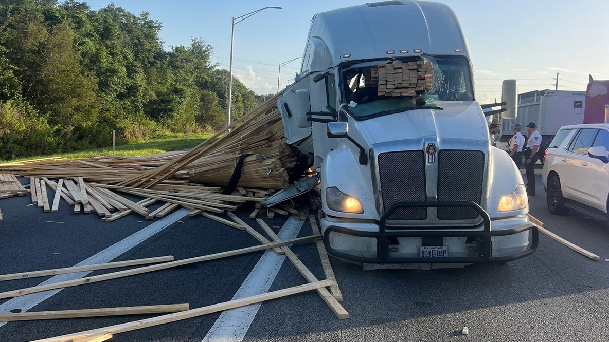 Apollo Beach I-75 crash: Semi-truck spills lumber, causes southbound traffic delays
