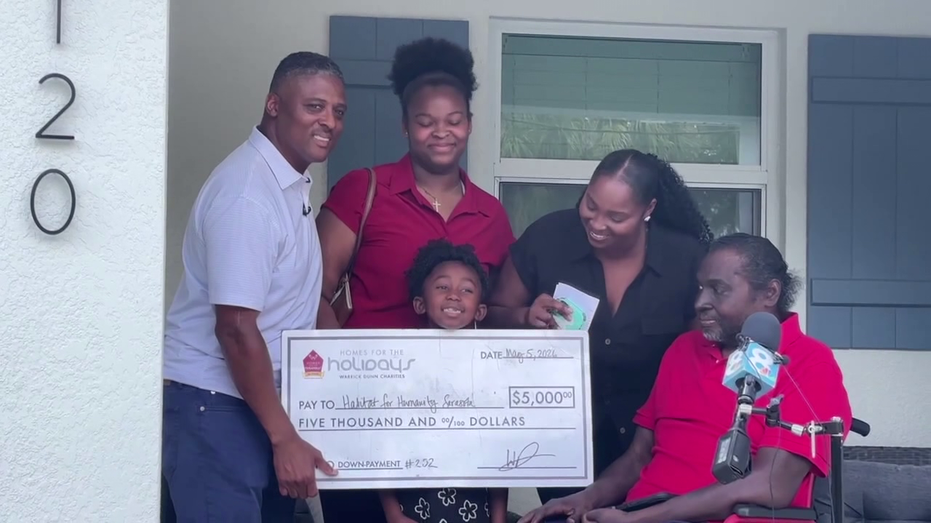 Former Tampa Bay Buccaneer Warrick Dunn hosts charity reunion in Palm Harbor