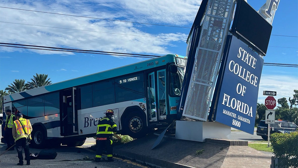 7 injured after Breeze bus hits SCF sign in Sarasota County crash: SCSO