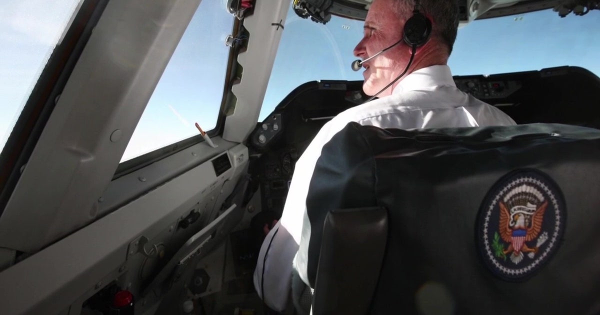 Former Air Force One crew reunites at Sarasota Bradenton International Airport for 9/11