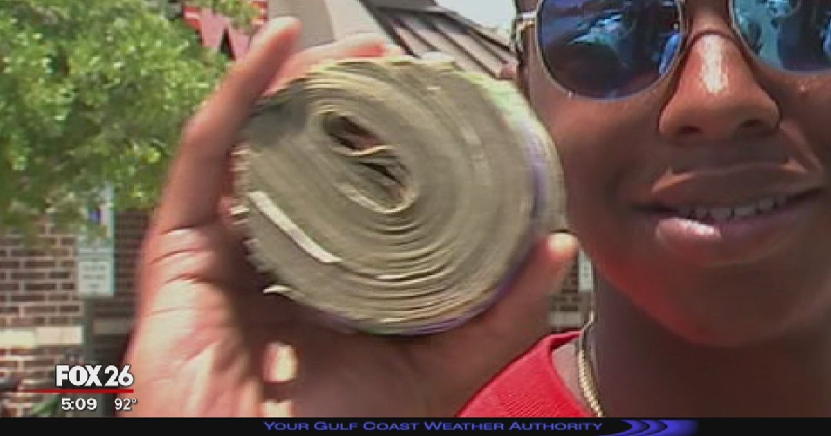 Houston Rapper Bounty Houston rappers make cash drop at local Whataburger | FOX 26 Houston