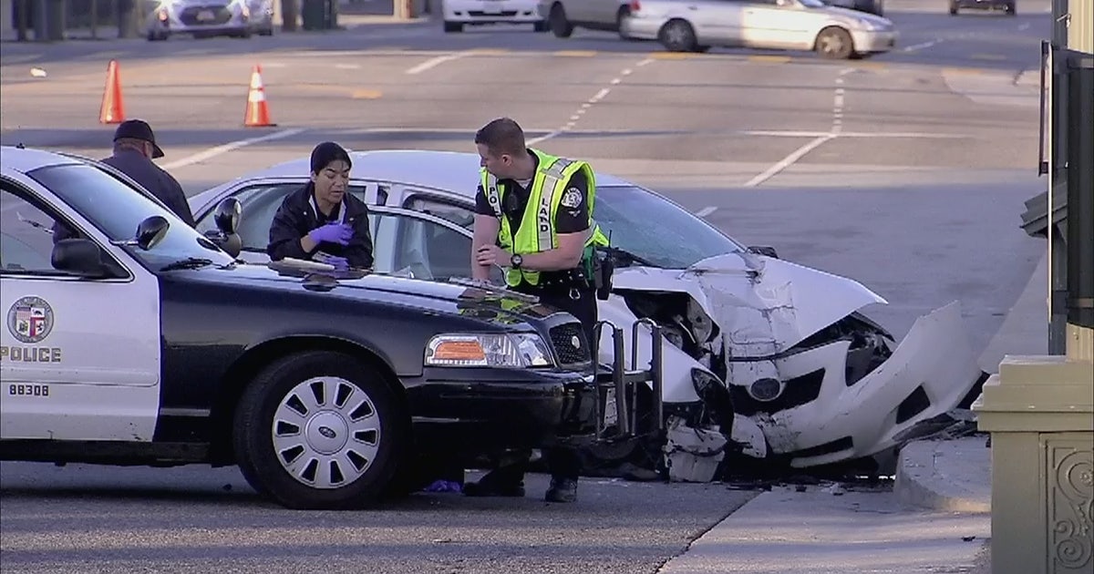 One dead when car crashes into light pole, driver flees | FOX 26 Houston