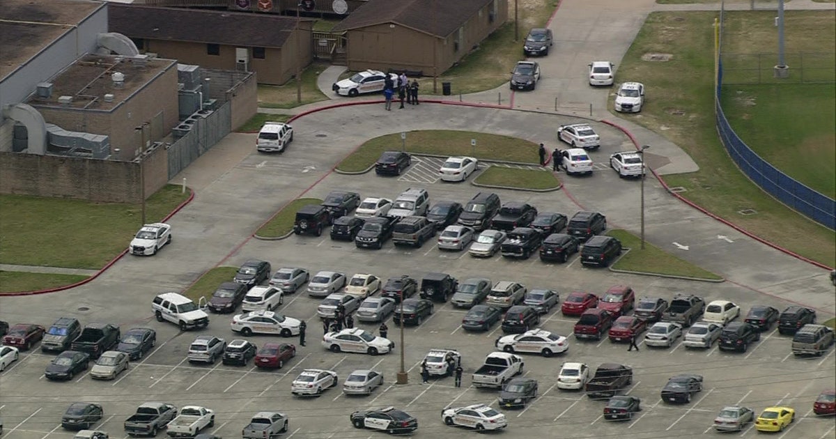 Schools locked down as robbery suspects hid on campus | FOX 26 Houston