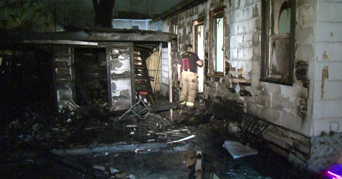 Two-alarm fire spreads to multiple homes | FOX 26 Houston