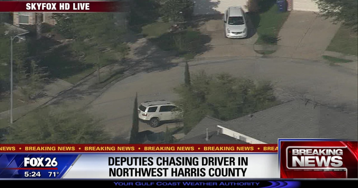Deputies pursue burglary suspect, chase ends in driveway | FOX 26 Houston