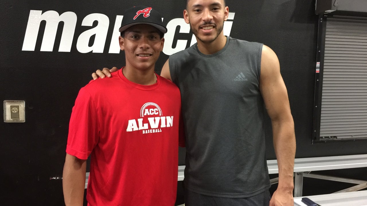 Jean Carlos Correa works to join brother in MLB