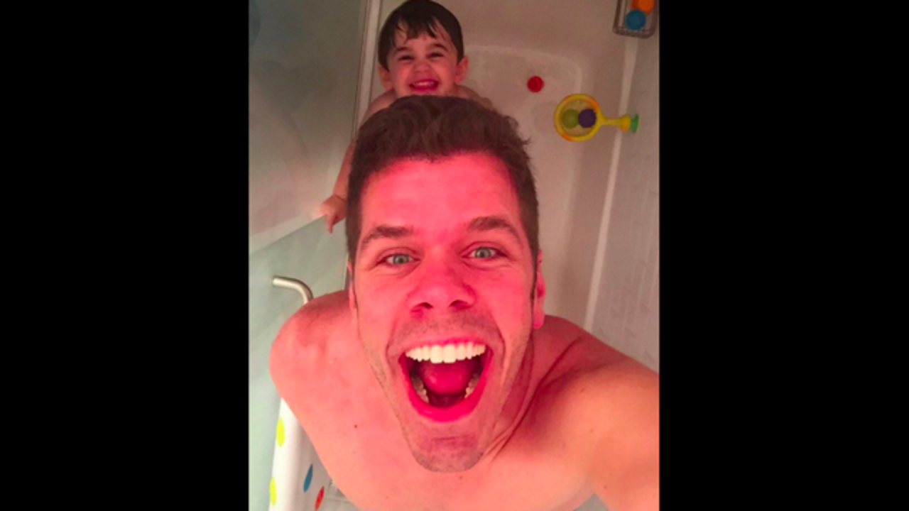 Perez Hilton's shower selfie sparks debate about parents and kids