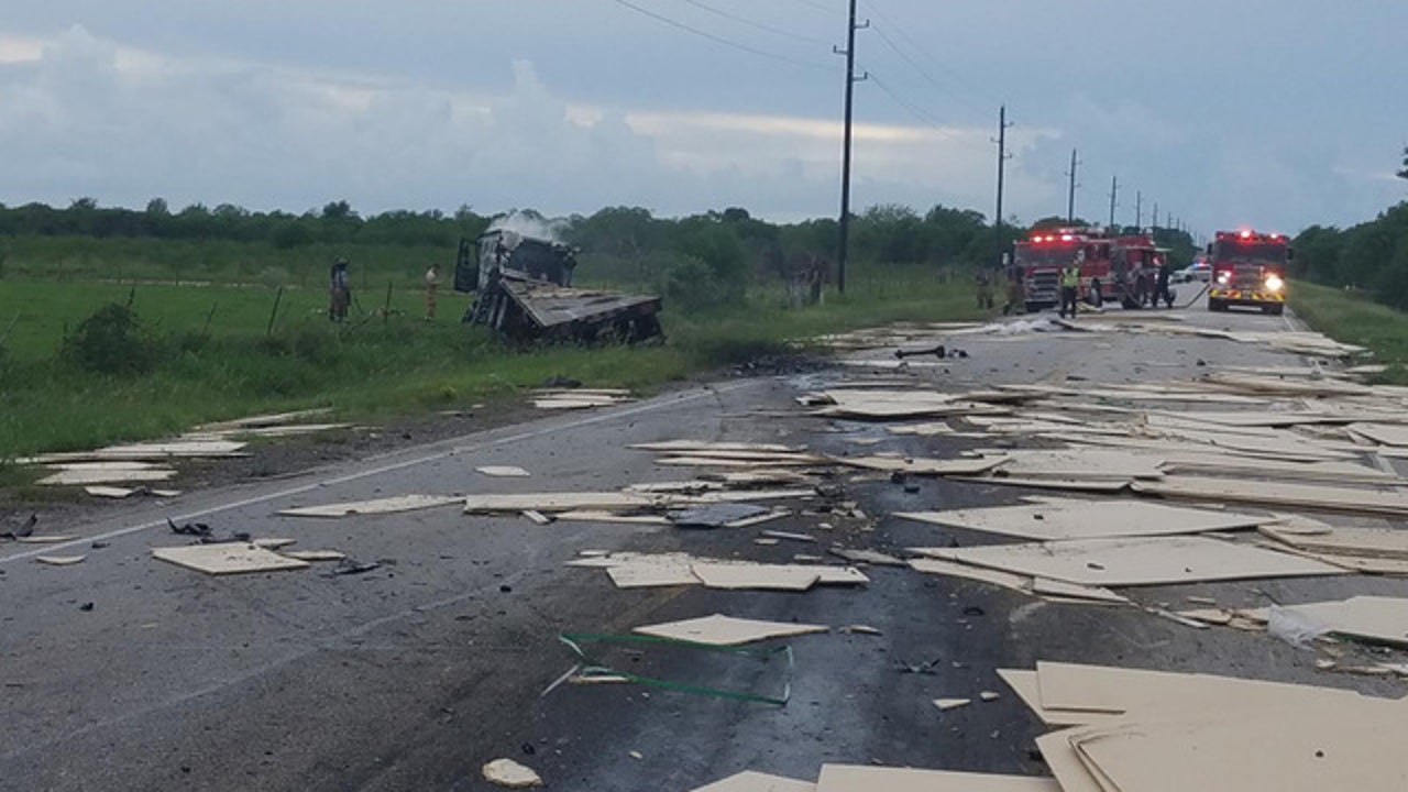 2 people dead in crash involving 18wheeler in Beasley