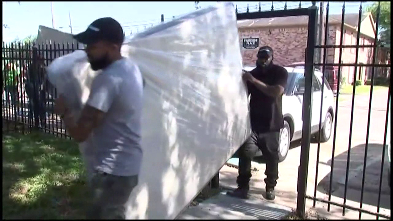 Trae Tha Truths Relief Gang Delivers Mattresses To Harvey Victims