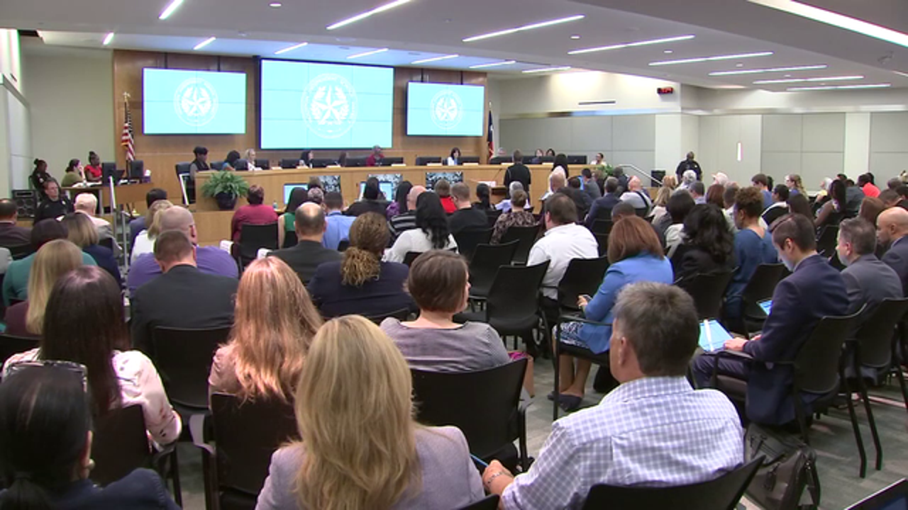 HISD board votes to maintain current teacher salary schedule