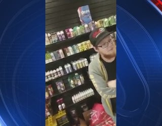 elfbar nachfüll pod läuft aus Tucker vape store employee fired after confrontation with Trump supporter