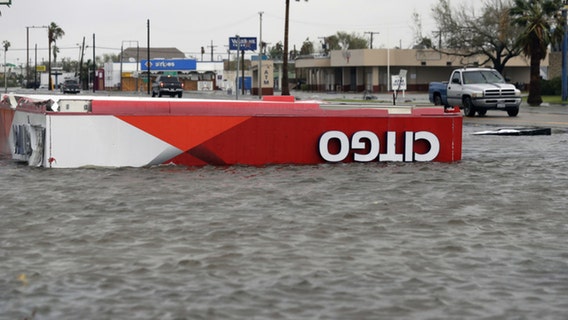 Hurricane Harvey closes key oil, gas operations in Texas