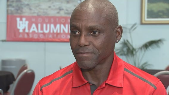 Carl Lewis donates Olympic, World Championship medals to Smithsonian