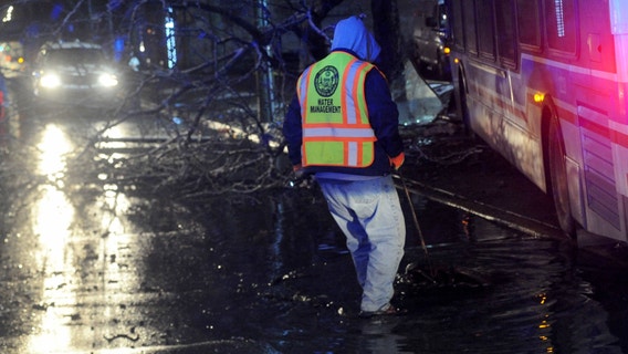 6 injured in CTA bus crash in Englewood