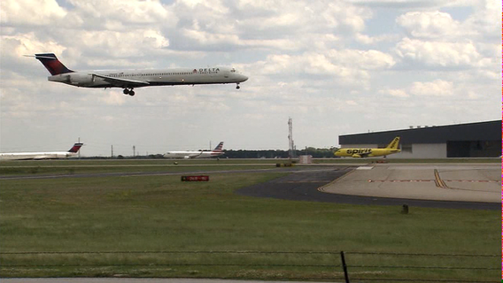 Tim Tebow, Delta help man on flight