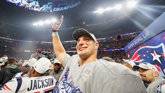 Patriots tight end Rob Gronkowski announces retirement