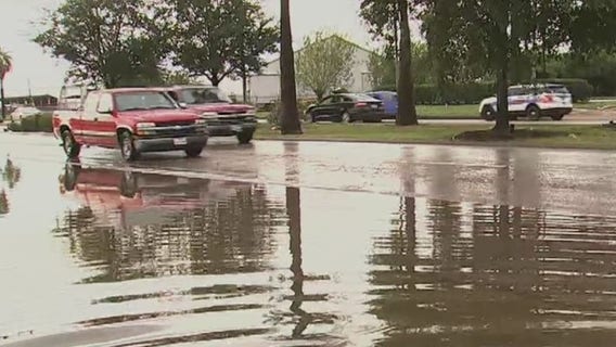 Street flooding makes commute difficult for Galveston drivers