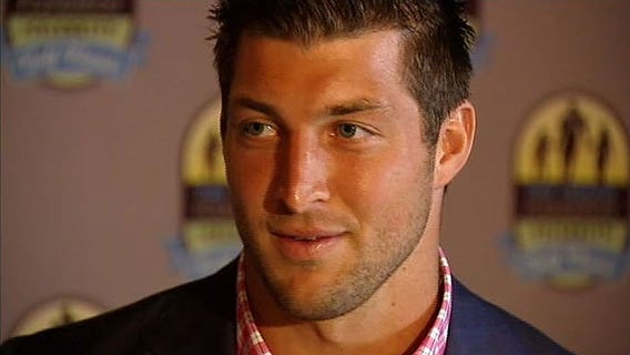 Tim Tebow aids fan suffering from seizure at baseball game