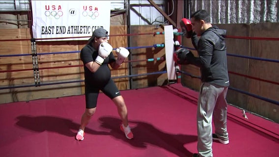 Boxer Marlen Esparza training at 9 months pregnant
