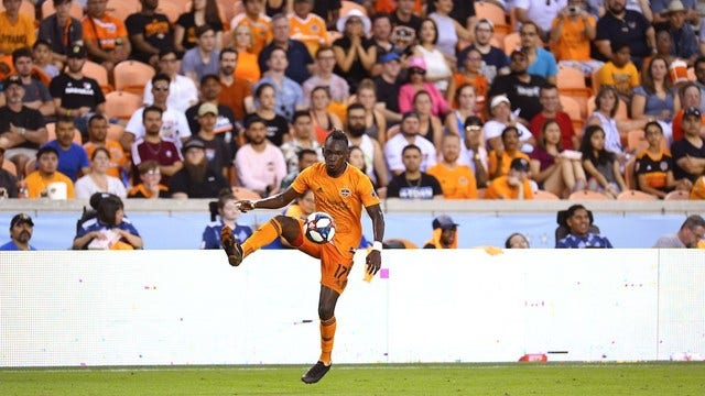 Elis, Dynamo hold on for 1-1 draw against Sporting KC