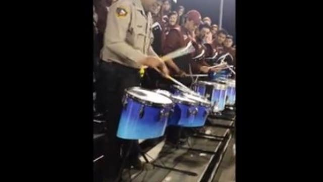 Texas deputy joins high school drumline, wows crowd