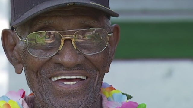 Austin treasure Richard Overton, 'Nation's Oldest Vet' attends Veterans Day parade